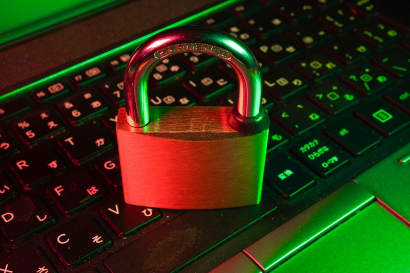 Cadeado vermelho sobre teclado de computador