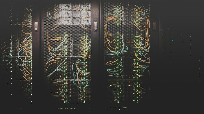 Servidores e cabos de rede em data center